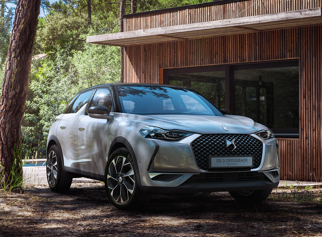 DS3 crossback e-tense in the front of a house